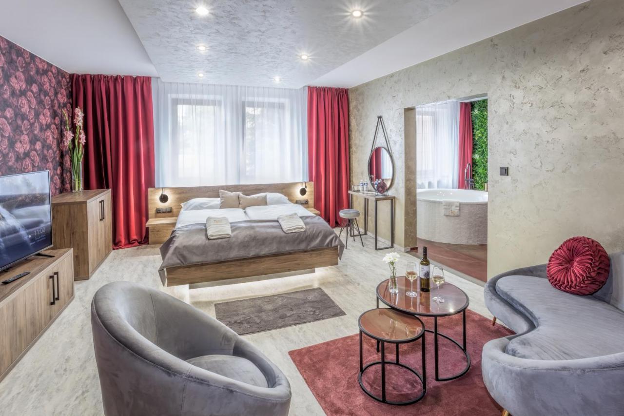 Hotel Beta Bzenec Bagian luar foto