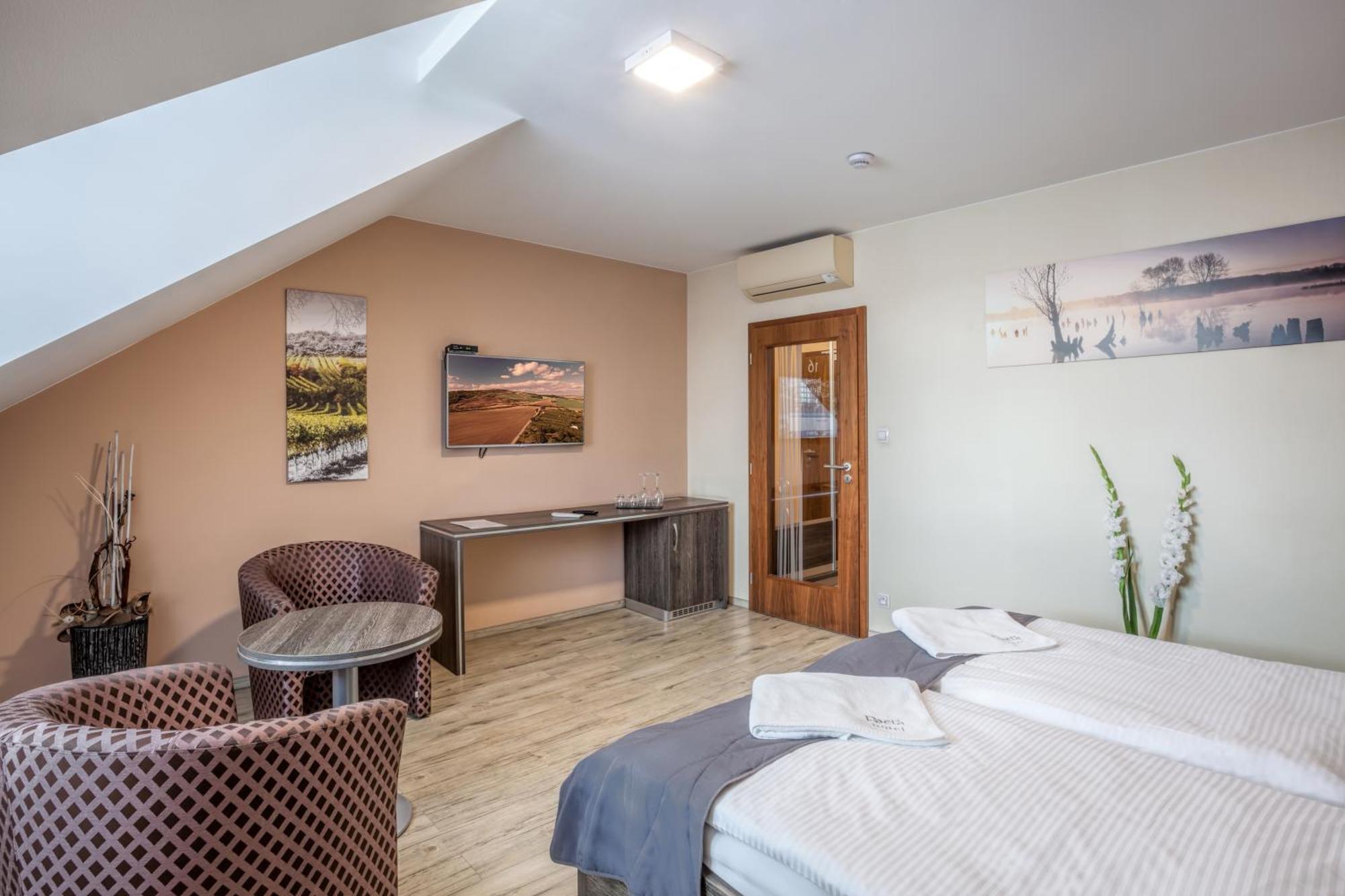 Hotel Beta Bzenec Bagian luar foto