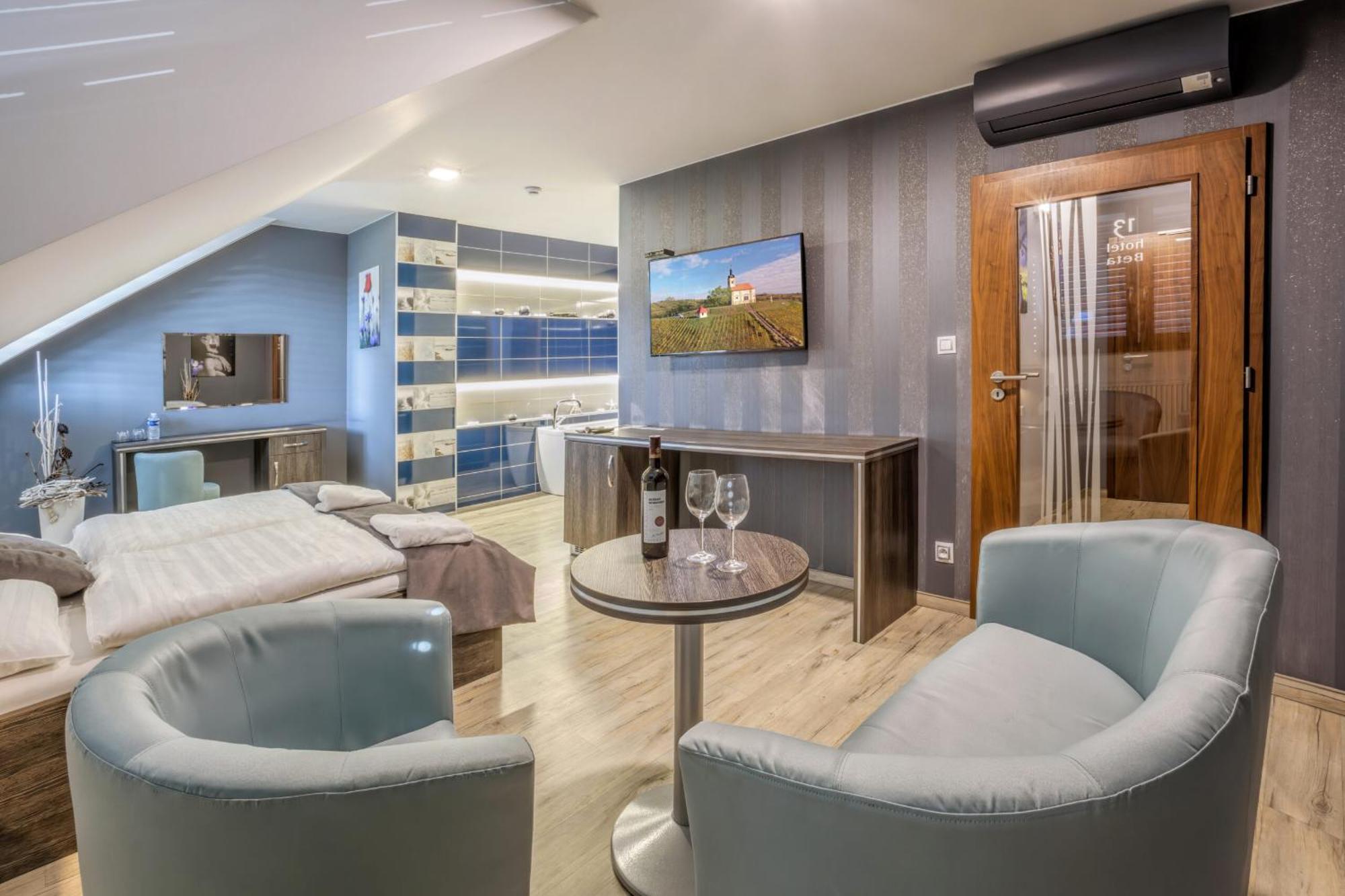 Hotel Beta Bzenec Bagian luar foto