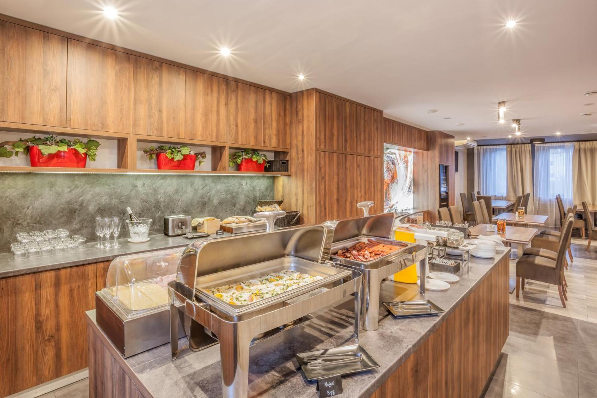 Hotel Beta Bzenec Bagian luar foto