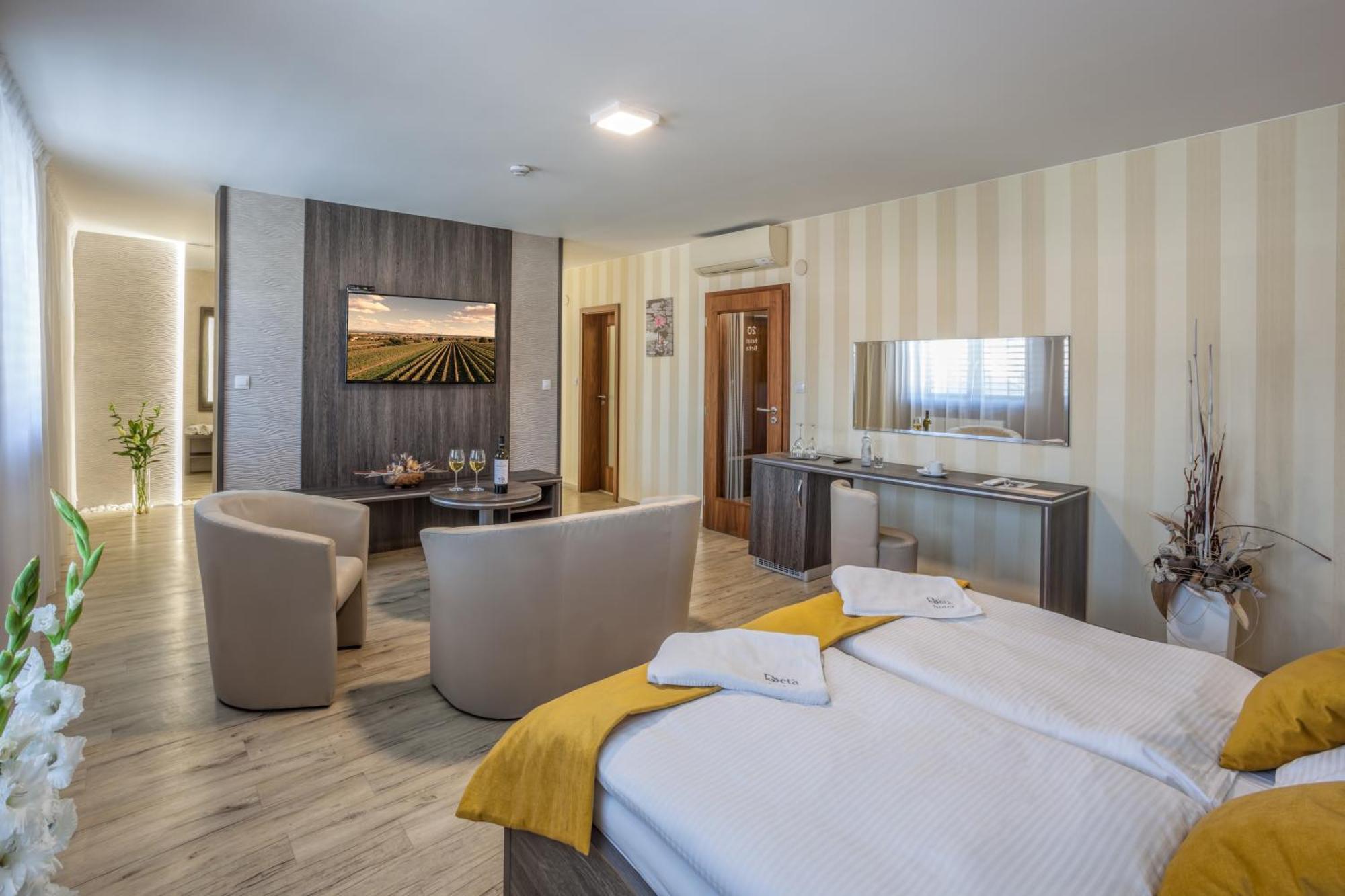 Hotel Beta Bzenec Bagian luar foto