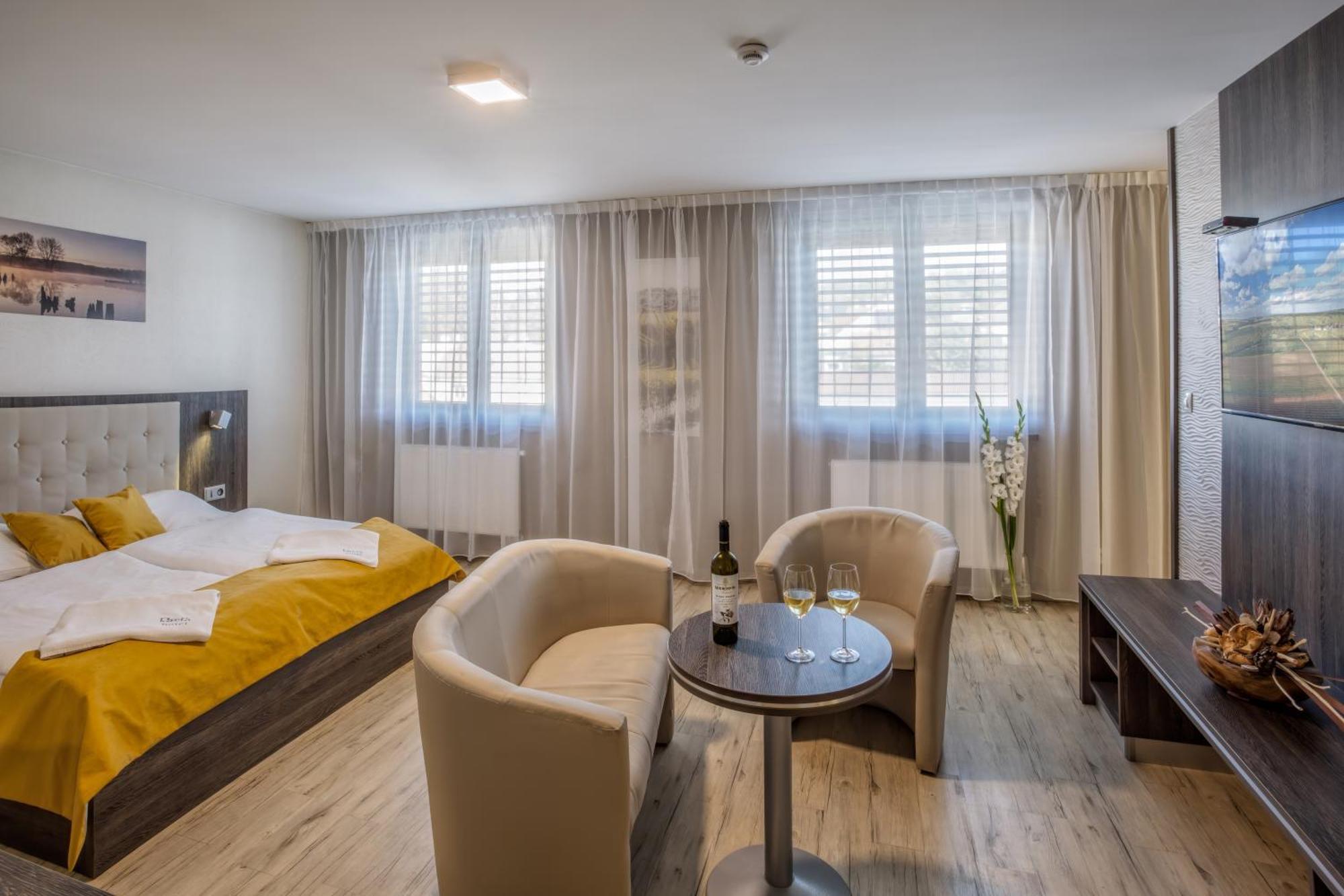 Hotel Beta Bzenec Bagian luar foto