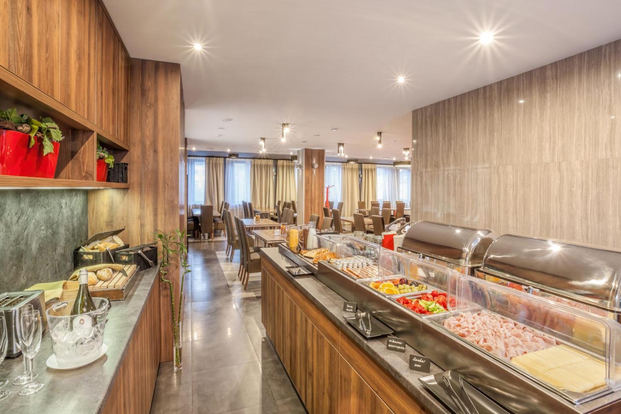 Hotel Beta Bzenec Bagian luar foto
